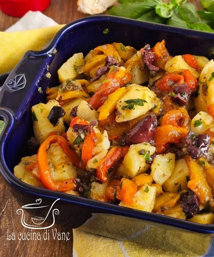 Insalata estiva di patate e peperoni preparata con ingredienti freschi