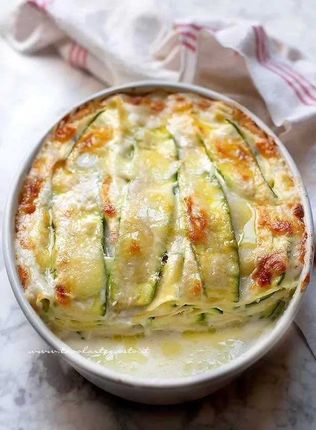 Piatto di lasagne di zucchine fresche e colorate