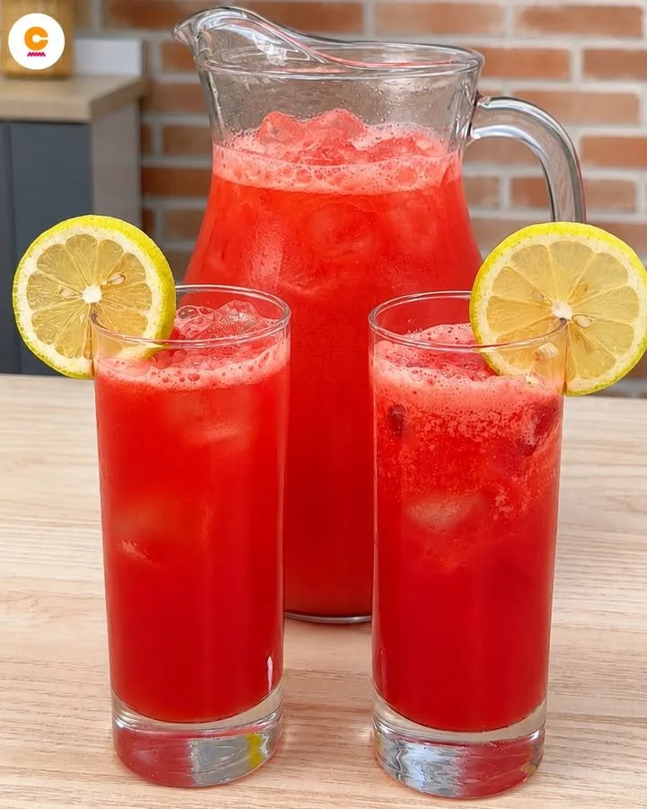 Limonata all'anguria fresca servita in un bicchiere