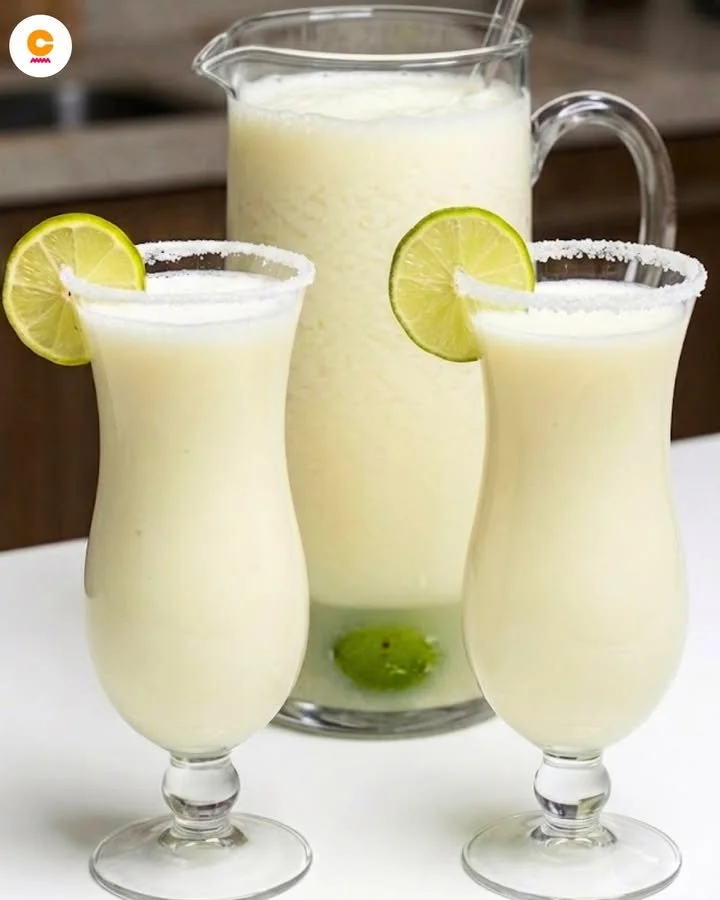 Bicchiere di limonata cremosa con fette di limone fresco