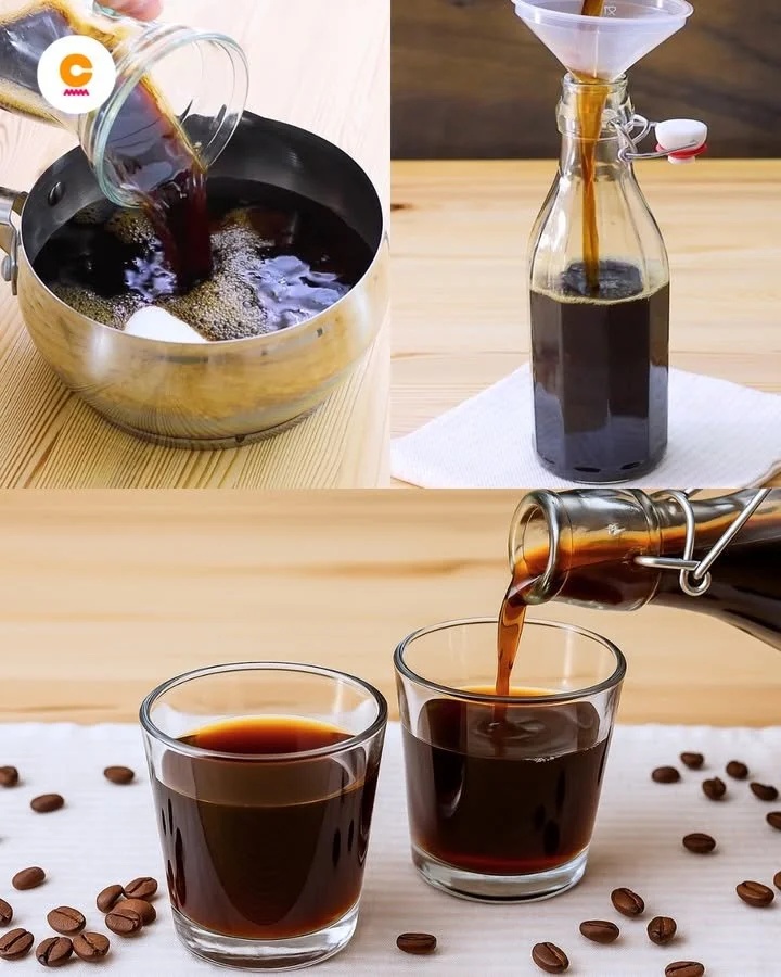 Bottiglia di Liquore al Caffè con chicchi di caffè sullo sfondo