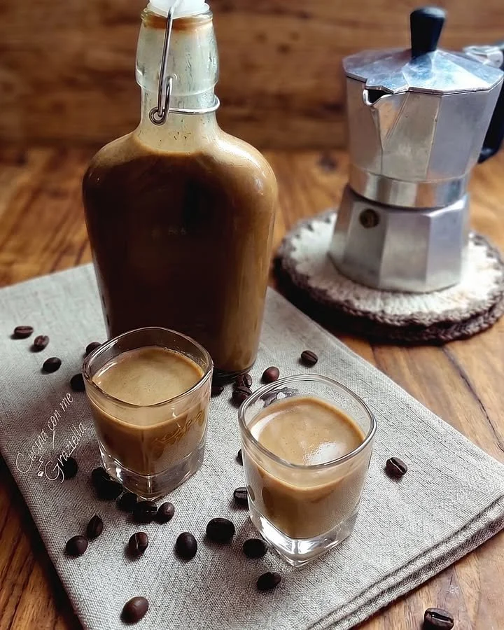 Bottiglia di Liquore Cremoso al Caffè sul tavolo di legno
