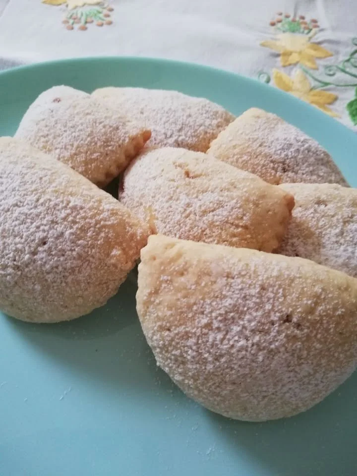 Mezzelune alle albicocche appena sfornate, pronte da gustare