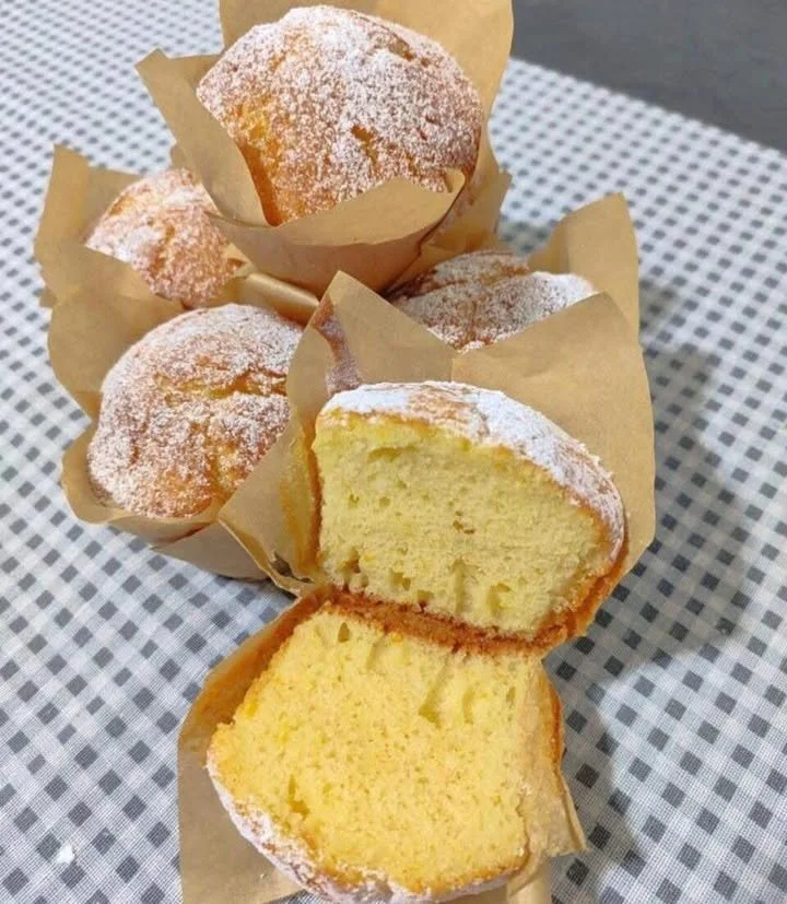 Muffin al limone freschi e deliziosi appena sfornati