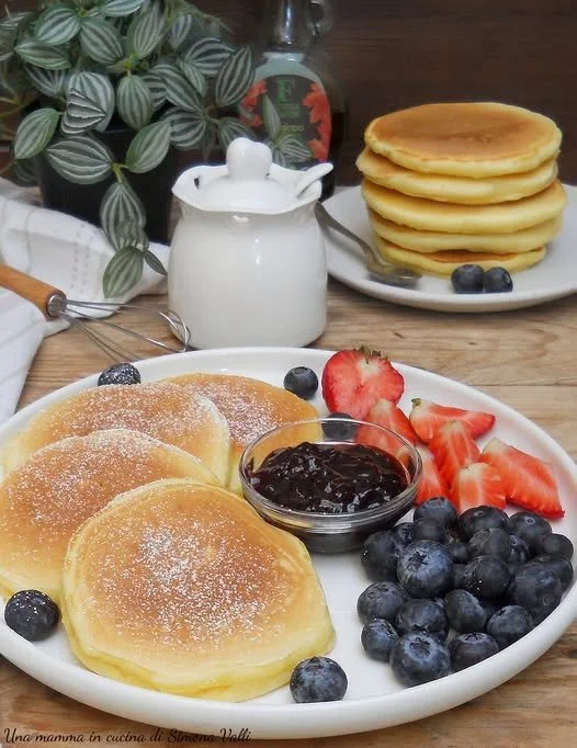 Pancake allo yogurt serviti con frutta fresca e miele