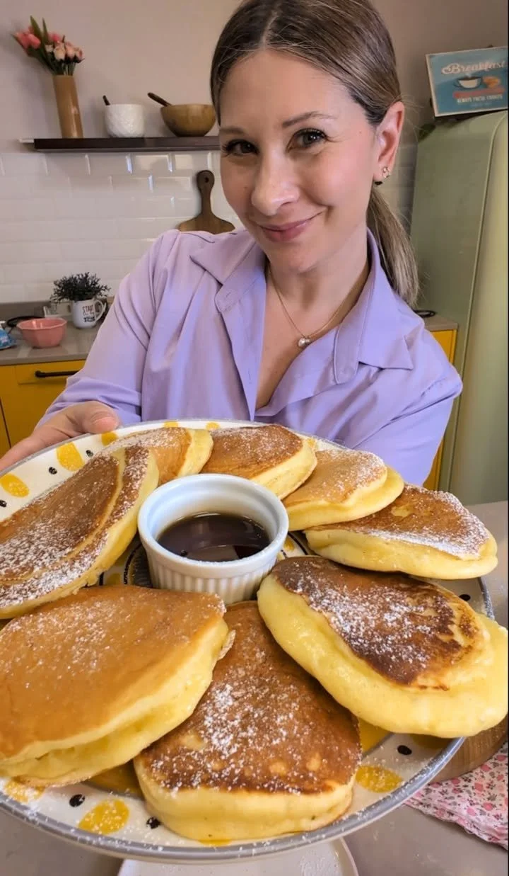 Pancakes soffici e buonissimi serviti con sciroppo d'acero e frutta