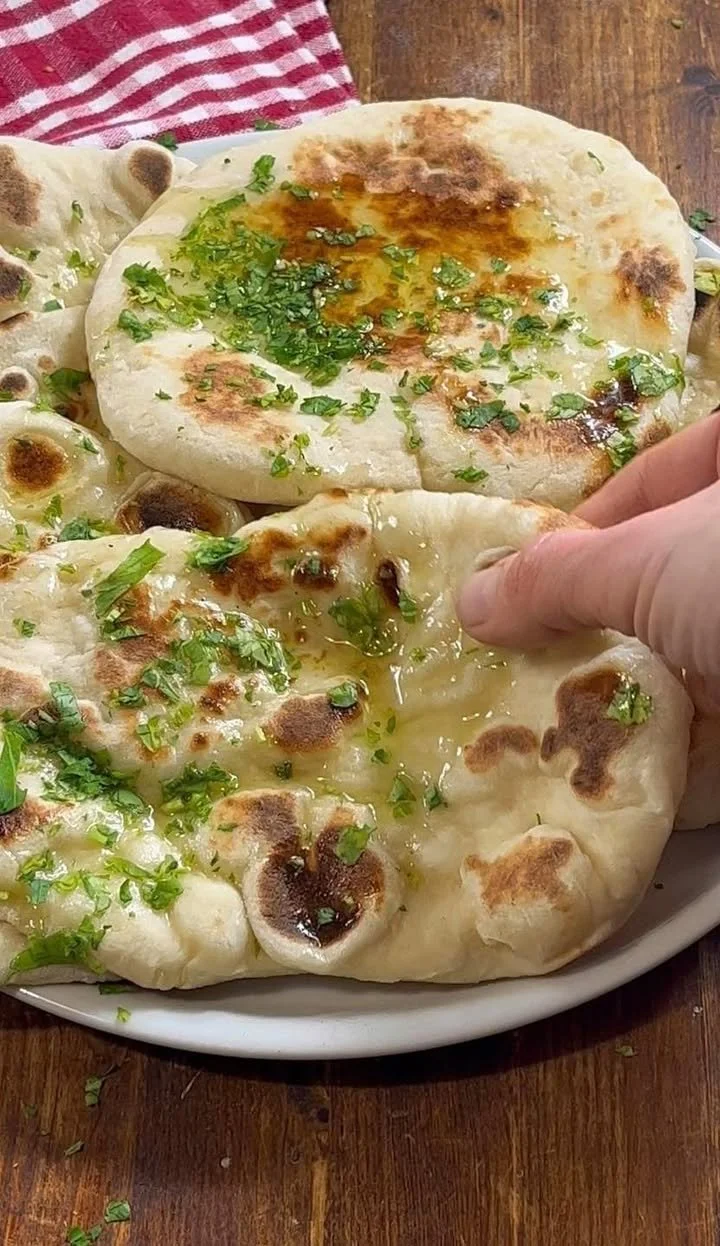 Fette di Pane Pita fresche e soffici su un tavolo