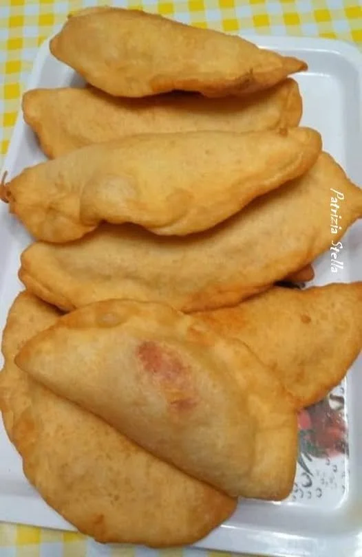 Deliziosi panzerotti fritti pugliesi ripieni di mozzarella e pomodoro