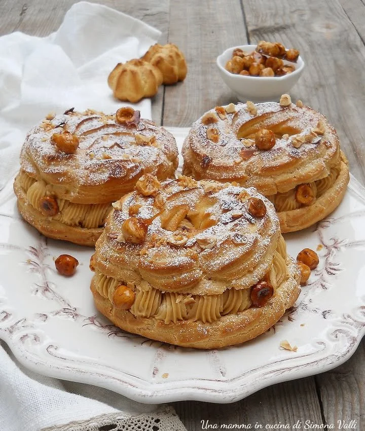 Delizioso dolce Paris Brest con crema al burro, un classico della pasticceria francese.