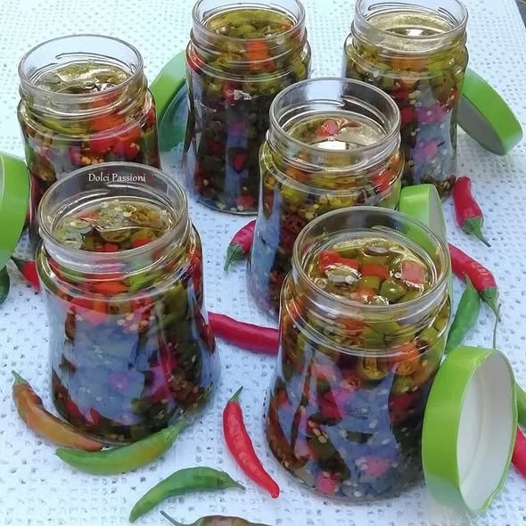 Vasetto di Peperoncini Sott'Olio immersi in olio d'oliva e spezie