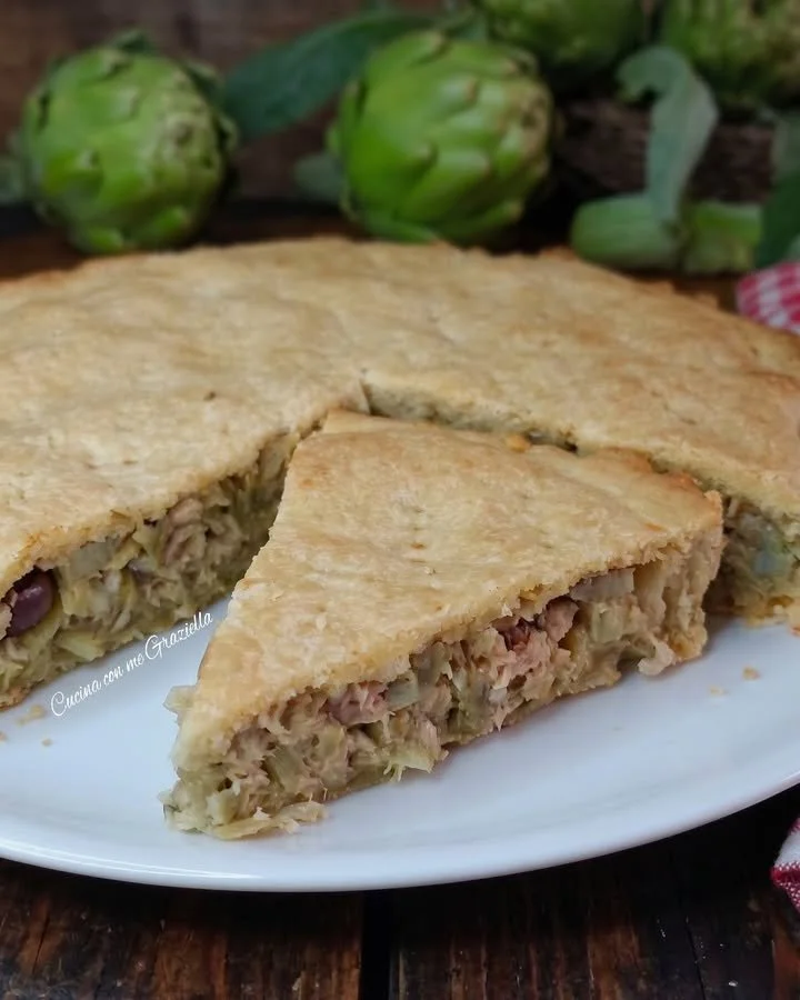 Pizza rustica con carciofi e tonno, una prelibatezza italiana