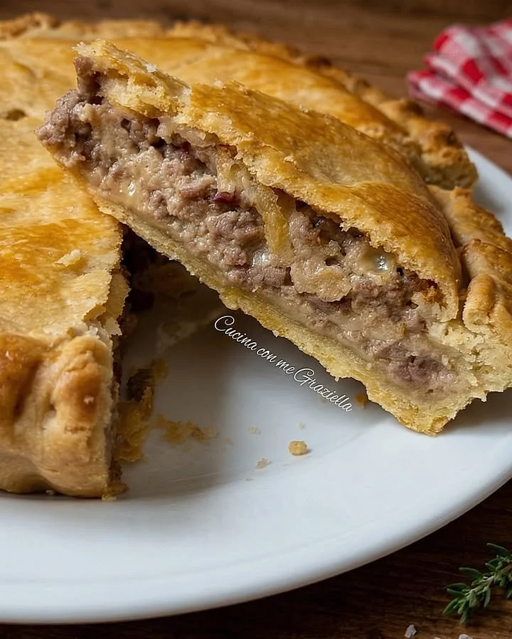 Pizza rustica di carne alla pugliese appena sfornata