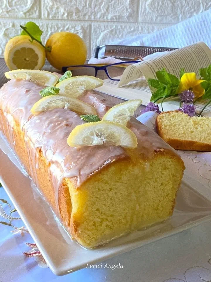 Plumcake al Limone con Glassa decorato, dolce fresco e profumato.