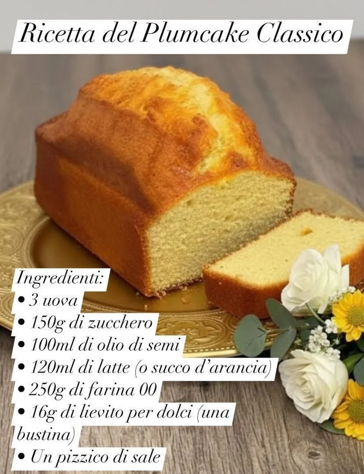 Plumcake Classico appena sfornato, dorato e profumato.