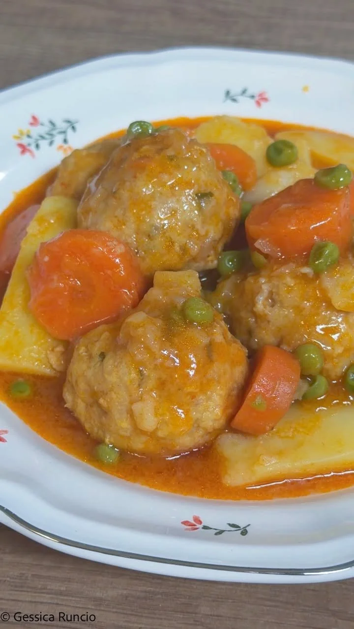 Polpette di pollo in umido con contorno di verdure fresche