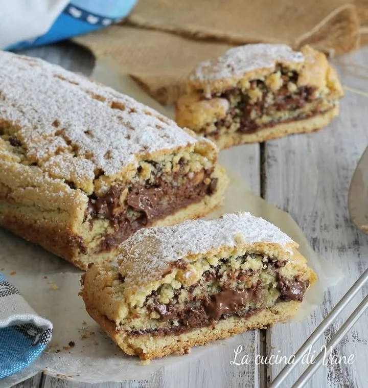 Rotolo di Pasta Frolla alla Nutella su un piatto decorato