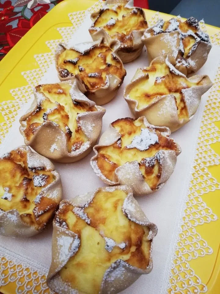 Soffioni di ricotta appena sfornati, dolci e soffici