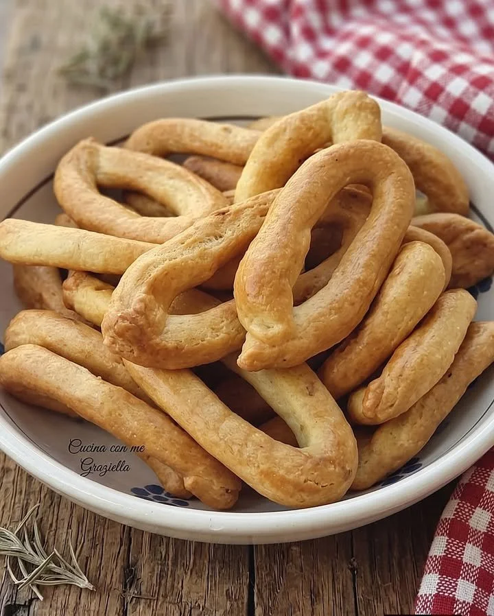 Taralli Pugliesi croccanti e saporiti, tipici snack della tradizione pugliese.