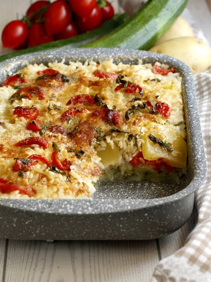 Tiella di riso con zucchine e patate pronta da servire