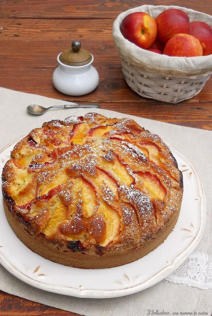 Fetta di Torta 7 Vasetti alle Pesche su piatto bianco