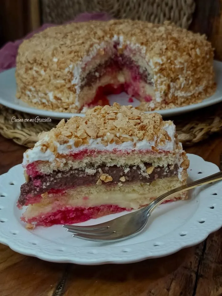 Torta all'alchermes con crema pasticcera decorata