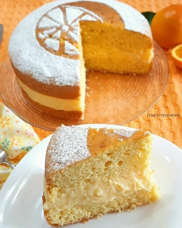 Torta all'arancia farcita con crema all'arancia su un piatto decorativo