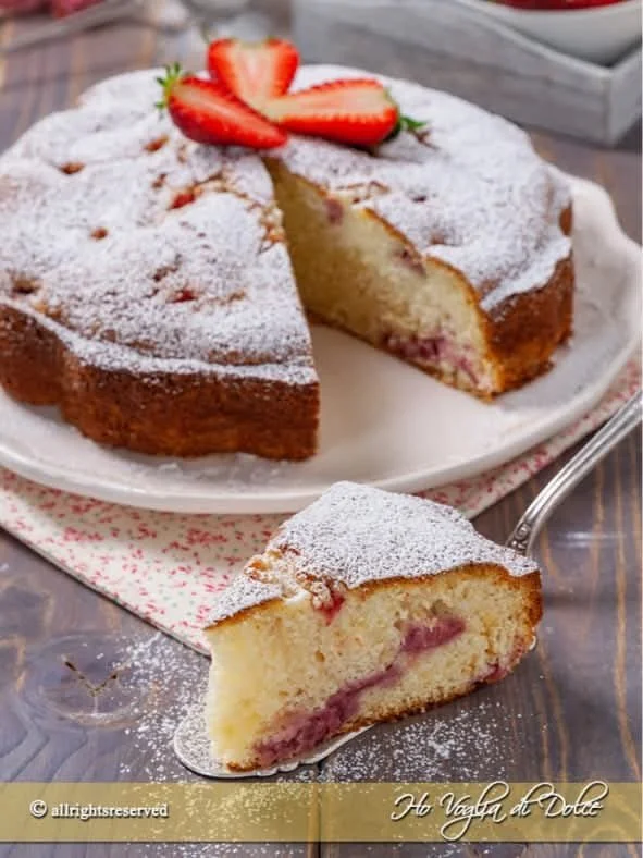 Torta alle fragole soffice appena sfornata, decorata con frutta fresca