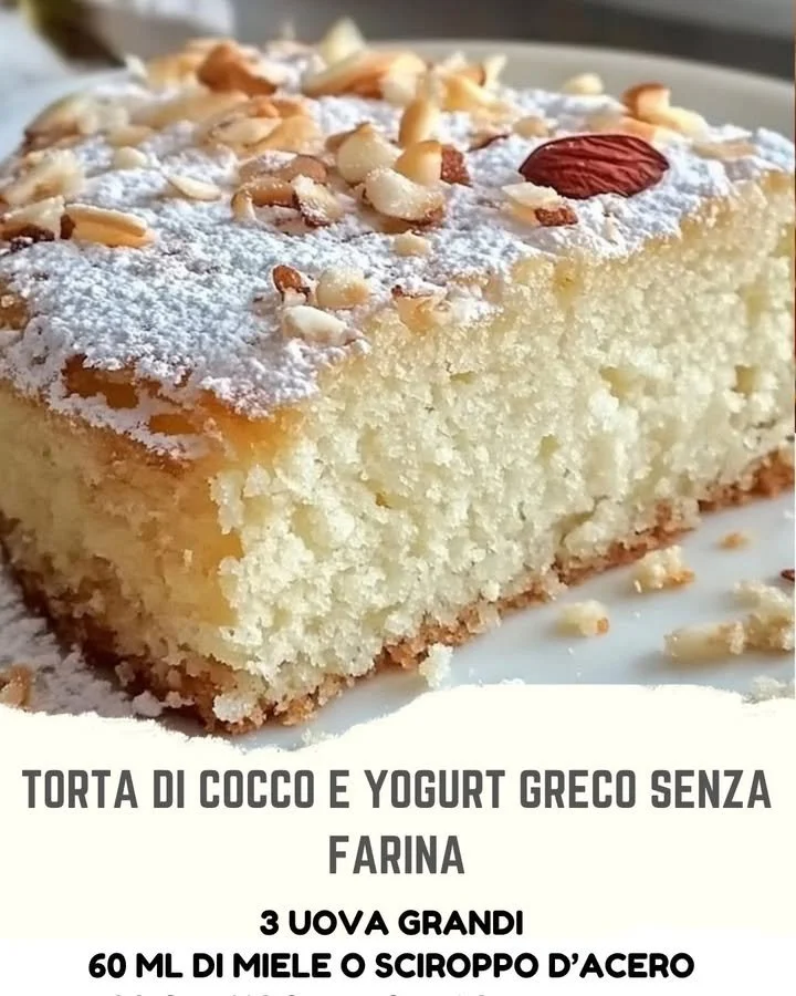 Torta di Cocco e Yogurt Greco senza Farina servita su un piatto con decorazioni fresche.