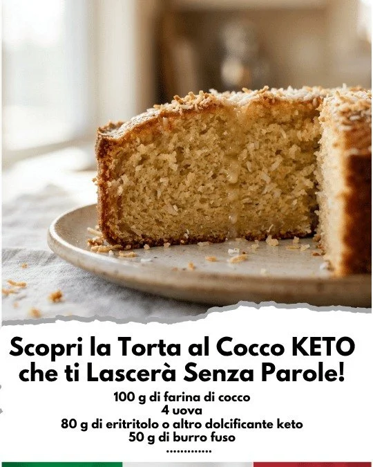 Fetta di Torta di Cocco Keto su piatto decorato