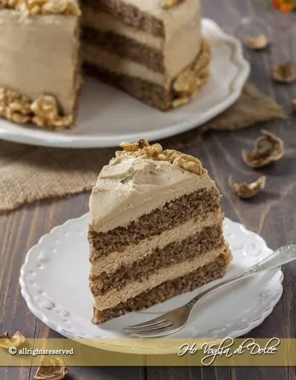 Torta di Noci con Crema al Mascarpone e Caffè decorata su un piatto