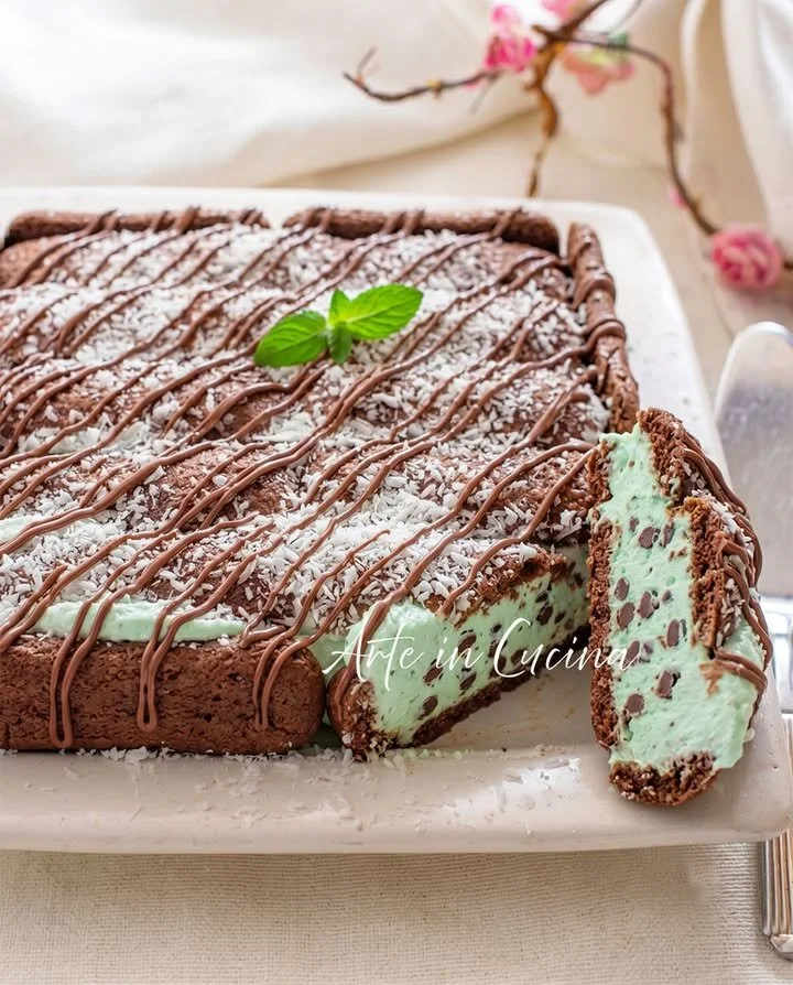 Torta di Pavesini Menta e Cioccolato decorata con menta fresca e cioccolato