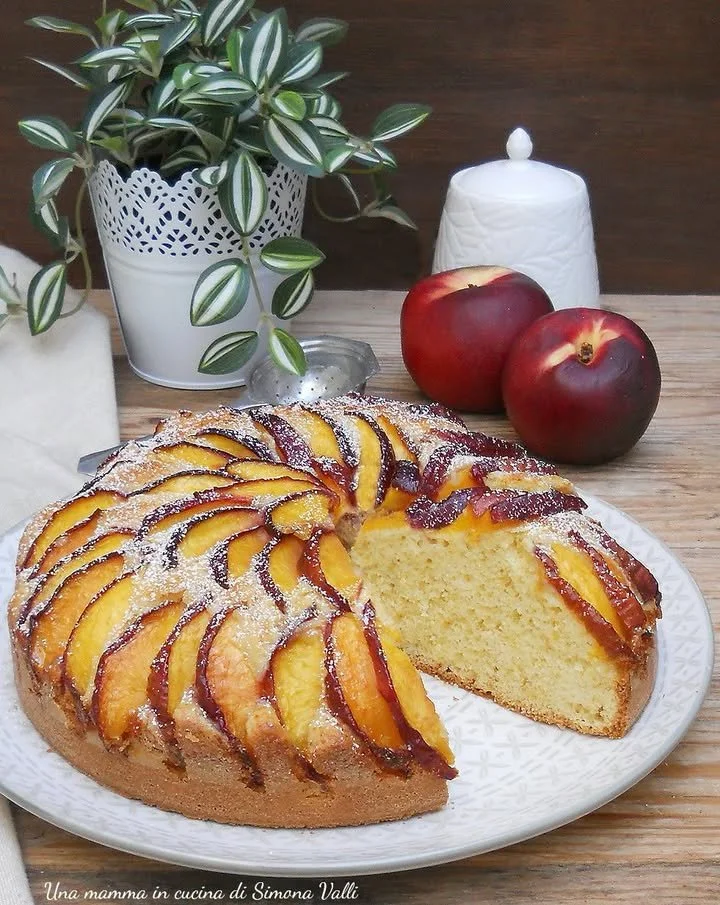 Torta di Pesche Velocissima decorata con fette di pesca fresca