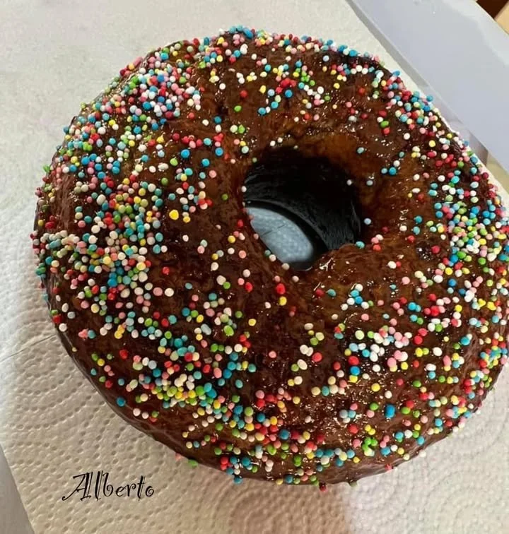 Fetta di Torta di Sapa Morbida con decorazioni dolci
