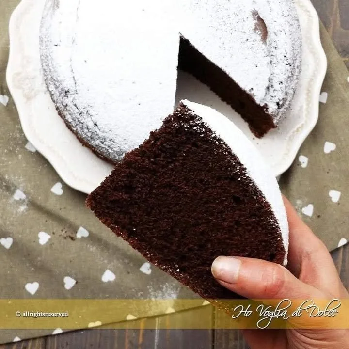 Fetta di Torta Margherita al Cacao fresca e decorata con zucchero a velo