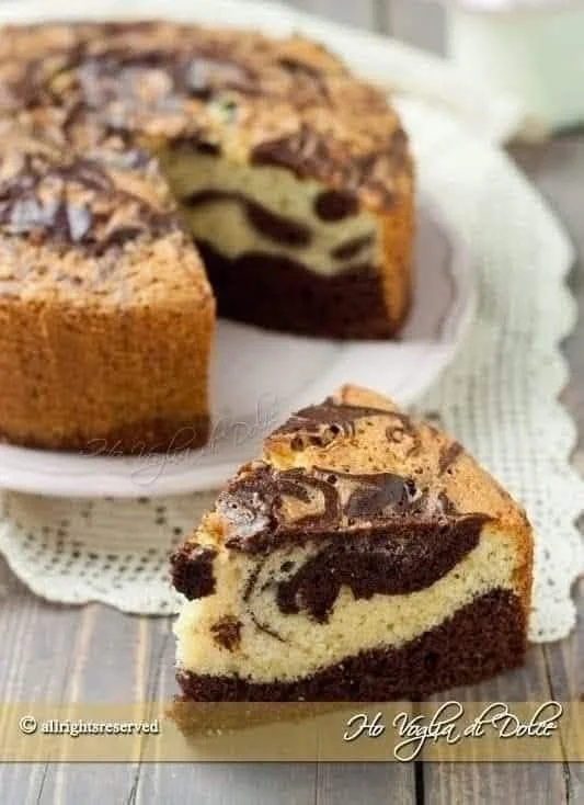 Torta marmorizzata al cacao e vaniglia su un piatto decorato