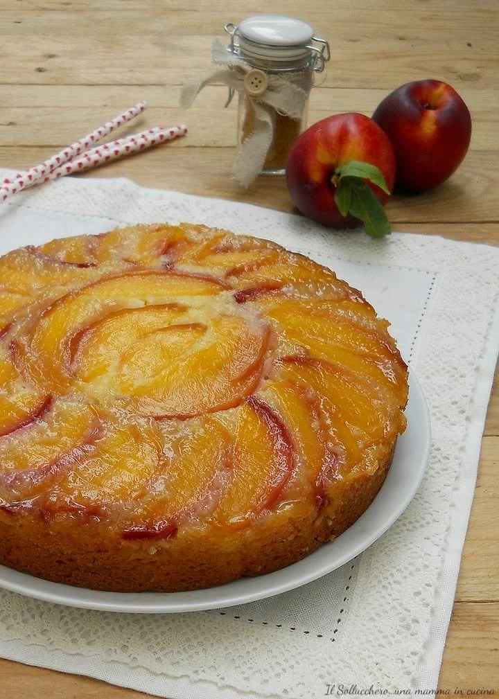 Torta Rovesciata di Pesche Caramellate con frutta caramellata