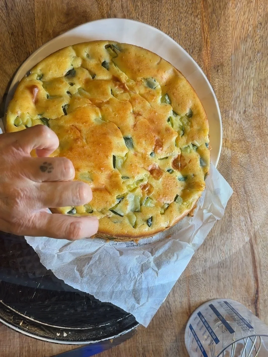 Torta salata alle zucchine appena sfornata con ingredienti freschi