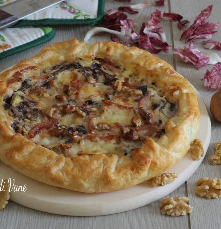 Torta salata radicchio, noci e speck: un delizioso piatto italiano.