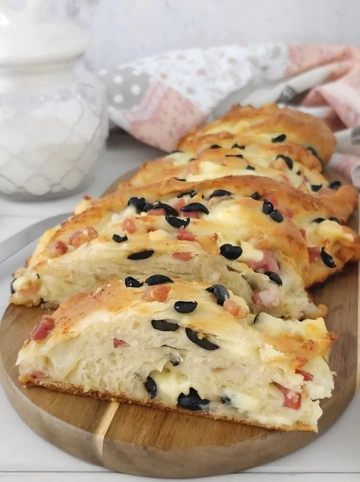 Treccia Salata con Pancetta, Olive e Mozzarella pronta da servire