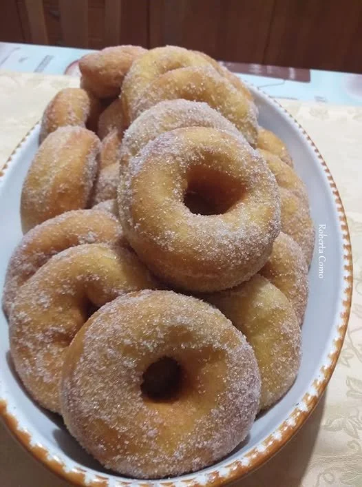 Zeppole di patate fritte croccanti e dorate servite in un piatto.