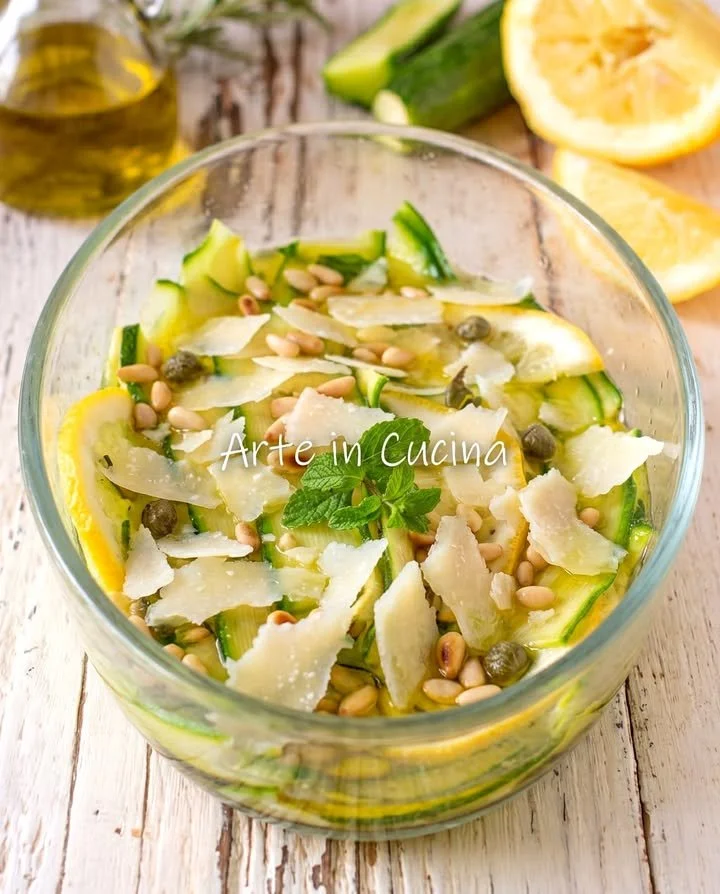 Zucchine carpaccio con scaglie di parmigiano servite su un piatto elegante