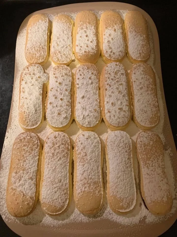 Biscotti soffici appena sfornati, perfetti per una dolce pausa.