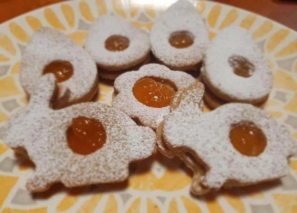 Ciambelle con marmellata appena sfornate su un piatto