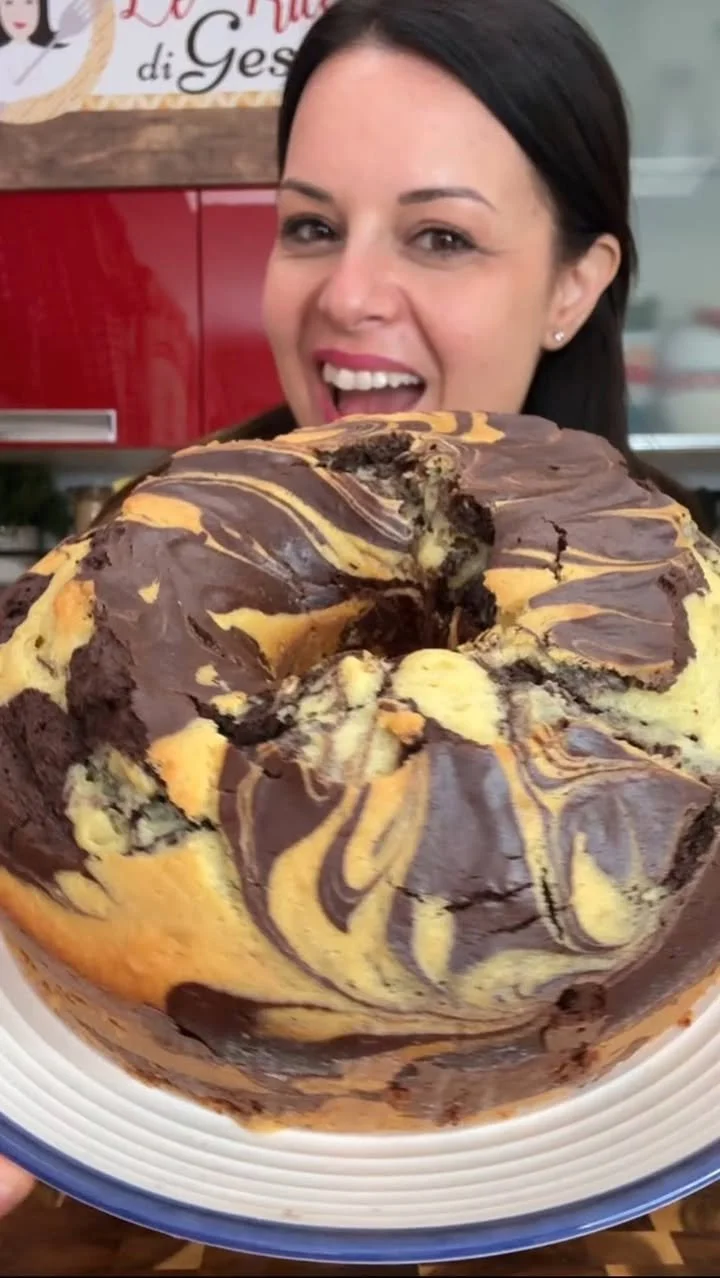 Ciambellone Bicolore con strati di cioccolato e vaniglia