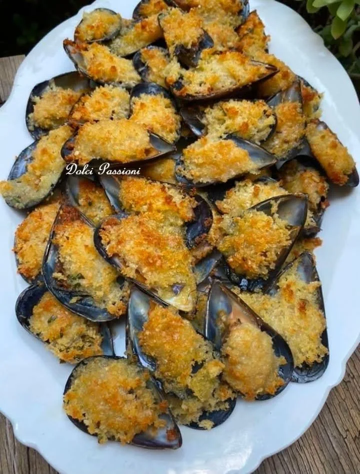 Cozze Arraganate Pugliesi servite in un piatto tradizionale