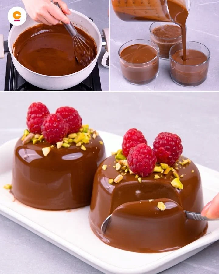 Cremosa panna cotta guarnita con frutti di bosco freschi.