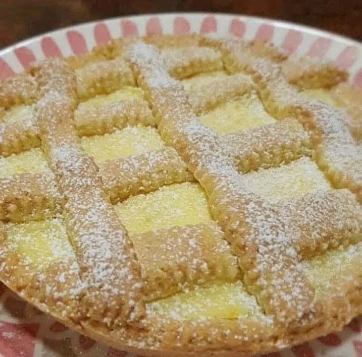 Crostata con crema pasticcera e ricotta, dolce tradizionale italiano
