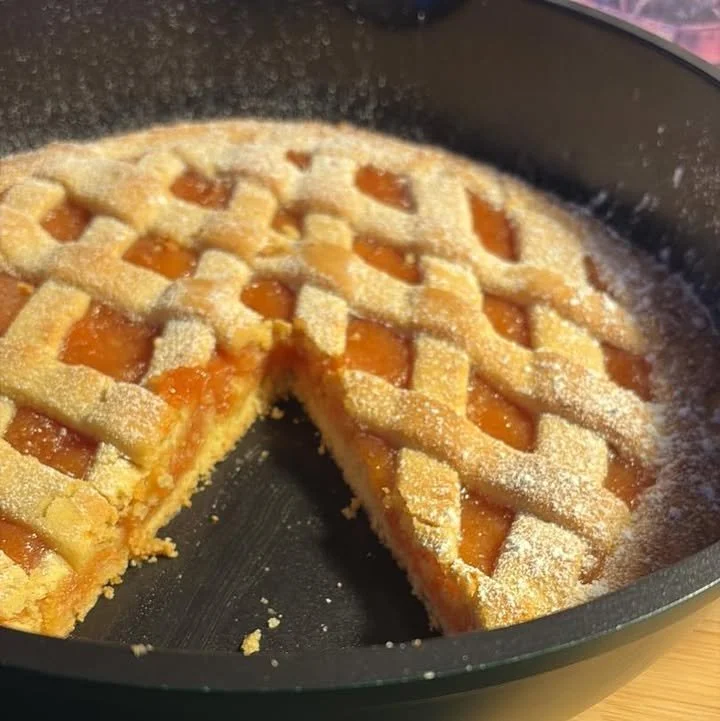 Crostata con marmellata di mele cotogne, un dolce tradizionale italiano.