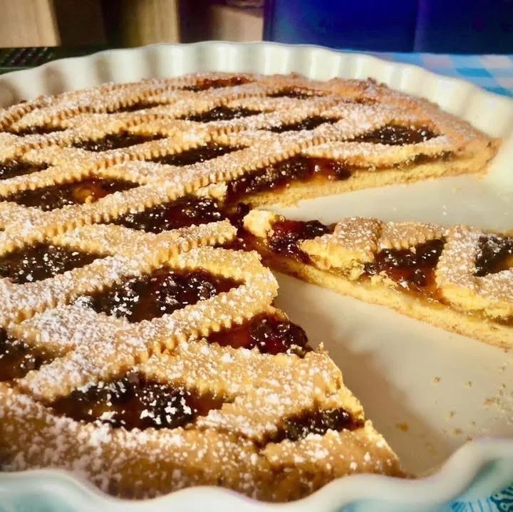 Crostata frolla all'arancia con decorazioni golose