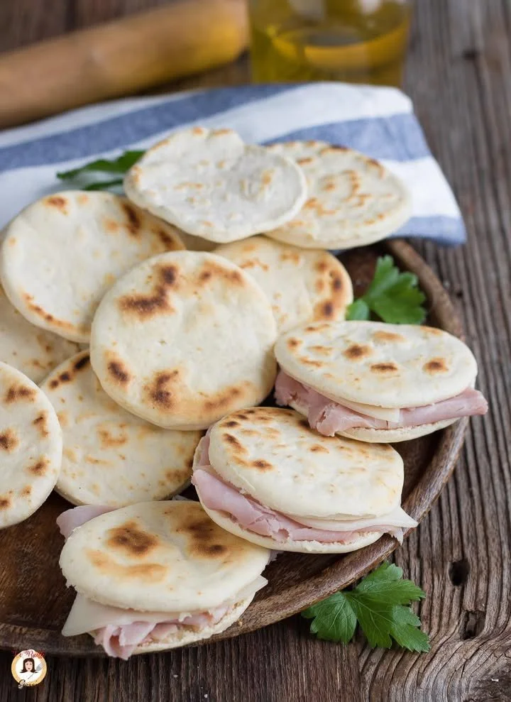 Focaccine Veloci in Padella con ingredienti freschi e pronti in pochi minuti.